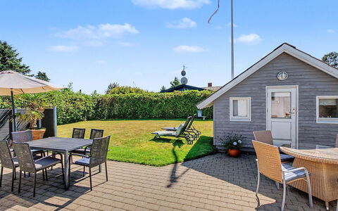Rosalie - 150M from the Sea: Hus, Hjem, Boligområde, Sommerhus, Tag, Sidespor, Have, Dør, Estate, Veranda