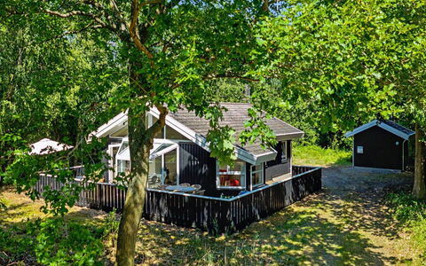 Solfrid - 230M from the Sea: Blå, Boligområde, Lejlighed, Ejerlejlighed, Udvej, Altan, Estate, Lawn, Svømmepøl, Hotel