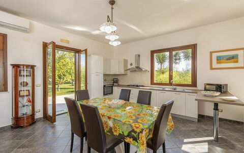 Villa Don Pino: Indretning, Møbel, Hjem, Gulvbelægning, Stol, Værelse, Køkken & Spisebord, Loft, Spisestue, Bejdse