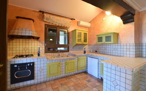 La Villa di Giusy: Køkken, Indretning, Gulvbelægning, Countertop, Træ, Etage, Loft, Møbel, Værelse, Cabinetry