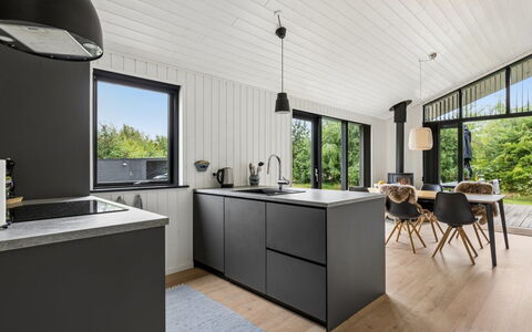 Pertti - 750M from the Sea: Køkken, Countertop, Træ, Indretning, Møbel, Køkken Apparat, Loft, Cabinetry, Gulvbelægning, Tap