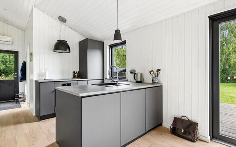 Pertti - 750M from the Sea: Træ, Køkken, Countertop, Køkken Apparat, Gulvbelægning, Indretning, Cabinetry, Møbel, Større Bandage, Loft