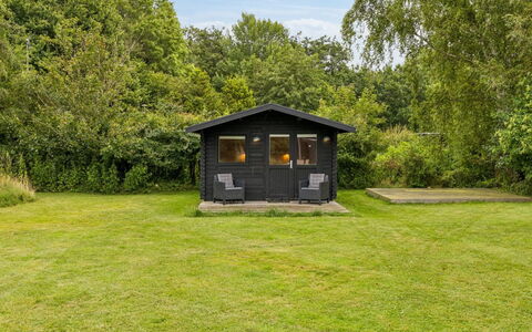 Pertti - 750M from the Sea: Skur, Garden Bygninger, Sommerhus, Bjælkehytte, Have, Lawn, Gård, Parkere, Sidespor, Backyard
