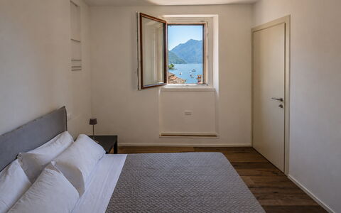 Next Comacina, Lago di Como: Væg, Gulvbelægning, Indretning, Soveværelse, Træ, Etage, Møbel, Seng, Værelse, Sengetøj