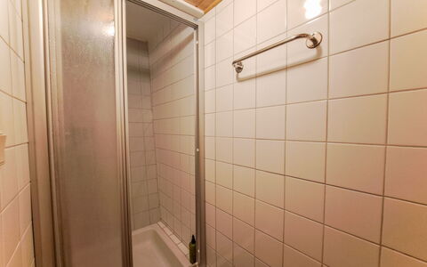 Grafenast: Væg, Gulvbelægning, Etage, Sanitærarmatur, Badeværelse, Vvs, Kompositmateriale, Flise, Bruser, Værelse