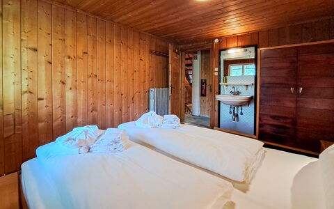 Grafenast: Seng, Soveværelse, Indretning, Gulvbelægning, Etage, Træ, Loft, Sengetøj, Sengetøj, Møbel