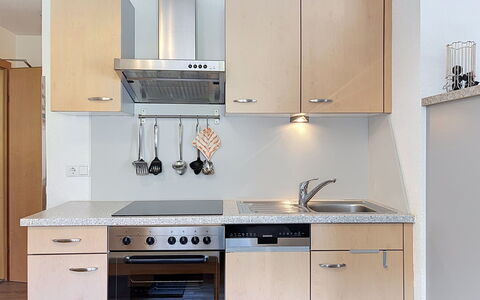 Pettneu am Arlberg 662: Køkken Apparat, Køkken, Countertop, Cabinetry, Større Bandage, Møbel, Træ, Komfur, Komfur, Husholdningsapparat