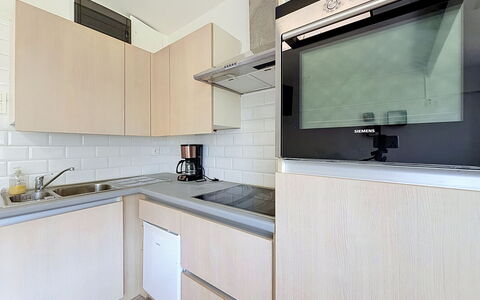 Hyacint with Parking: Køkken Apparat, Køkken, Countertop, Større Bandage, Indretning, Cabinetry, Gulvbelægning, Træ, Møbel, Etage
