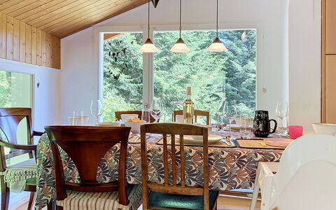 Chalet Chaudoudoux: Møbel, Indretning, Lysarmatur, Gulvbelægning, Stol, Loft, Træ, Bord, Spisestue, Etage