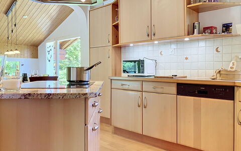 Les Paccots 603: Countertop, Køkken, Indretning, Gulvbelægning, Køkken Apparat, Træ, Møbel, Cabinetry, Etage, Loft