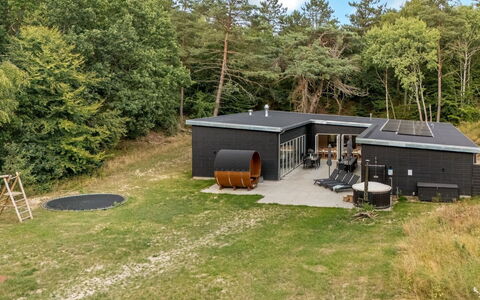 Adisl - 800M from the Sea: Græs, Land Lot, Hjem, Have, Sommerhus, Backyard, Garden Bygninger, Lawn, Gård, Landscaping