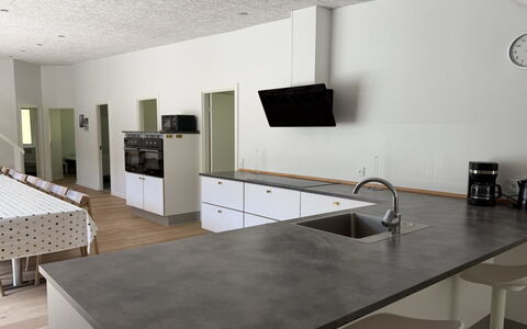 Adisl - 800M from the Sea: Gulvbelægning, Countertop, Køkken, Etage, Træ, Møbel, Indretning, Køkken Apparat, Cabinetry, Trægulve