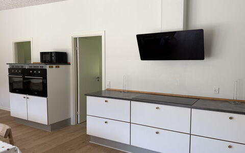 Adisl - 800M from the Sea: Gulvbelægning, Etage, Cabinetry, Indretning, Køkken, Countertop, Skuffe, Loft, Skab, Køkken Apparat