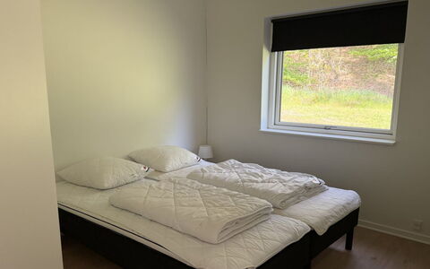 Adisl - 800M from the Sea: Træ, Soveværelse, Etage, Seng, Gulvbelægning, Bed Frame, Sengetøj, Sengetøj, Madras, Hårdttræ