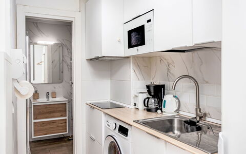 Las Naciones: Køkken Apparat, Countertop, Større Bandage, Køkken, Cabinetry, Gulvbelægning, Husholdningsapparat, Indretning, Træ, Etage