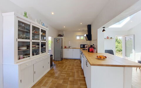 Villa la Coquille: Køkken, Indretning, Gulvbelægning, Countertop, Møbel, Cabinetry, Etage, Træ, Loft, Køkken Apparat