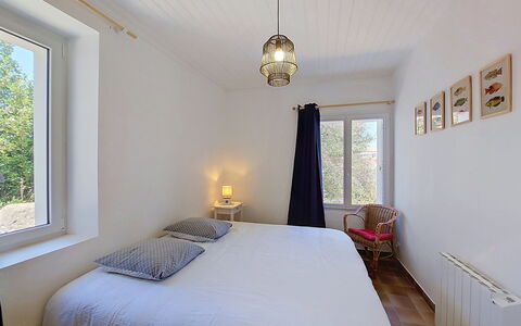 Villa la Coquille: Seng, Møbel, Indretning, Soveværelse, Sengetøj, Væg, Sengetøj, Etage, Træ, Loft