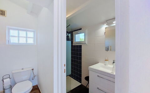 Villa la Coquille: Badeværelse, Sanitærarmatur, Gulvbelægning, Indretning, Etage, Badeværelsesvask, Håndvask, Toilet, Loft, Tap
