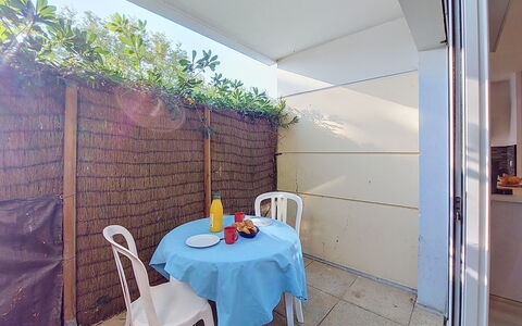 Confort, Piscine et Plage: Udendørs Møbler, Skygge, Stol, Gård, Bejdse, Udendørs Bord, Backyard, Stueplante, Dagslys, Altan