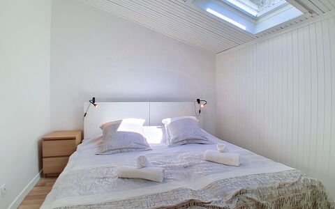 Les 3 Voiles: Indretning, Etage, Soveværelse, Gulvbelægning, Seng, Træ, Loft, Møbel, Textile, Sengetøj