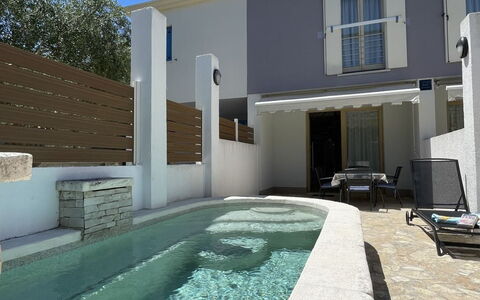 Volme: Svømmepøl, Kompositmateriale, Beton, Estate, Udvej, Skygge, Water Feature, Flise, Villa, Udendørs Møbler