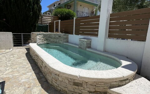 Volme: Kompositmateriale, Svømmepøl, Flise, Water Feature, Udendørs Møbler, Beton, Stenmur, Flise, Skygge, Cobblestone