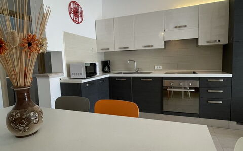 Volme: Møbel, Indretning, Gulvbelægning, Etage, Træ, Loft, Lysarmatur, Belysning, Countertop, Køkken