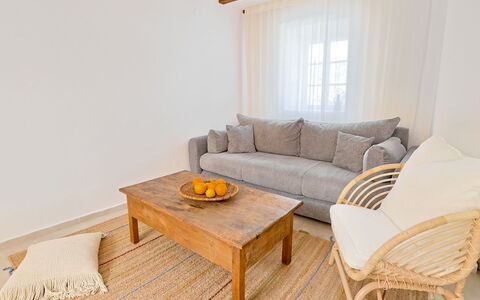 Marina: Møbel, Indretning, Gulvbelægning, Etage, Couch, Træ, Værelse, Loft, Stue, Bord