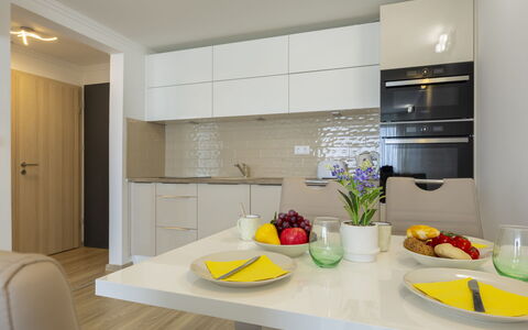 Silver: Møbel, Indretning, Gulvbelægning, Countertop, Væg, Køkken, Træ, Cabinetry, Etage, Loft