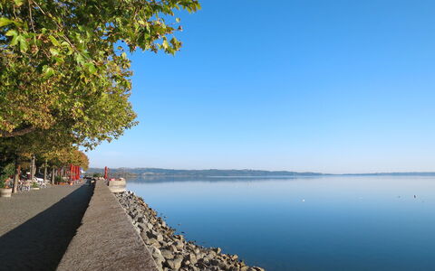 Lago di Vico 629: Blå, Vand, Krop Af Vand, Coastal Og Oceaniske Landskabsformer, Bank, Kyst, Hav, Sø, Kyst, Morgen