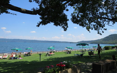 Lago di Vico 629: Krop Af Vand, Sommer, Fritid, Coastal Og Oceaniske Landskabsformer, Fritid, Kyst, Hav, Udendørs Møbler, Ferie, Sø