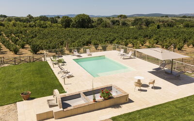 Lago di Vico 629: Svømmepøl, Udvej, Udendørs Møbler, Estate, Have, Landscaping, Paraply, Skygge, Liggestol, Hacienda