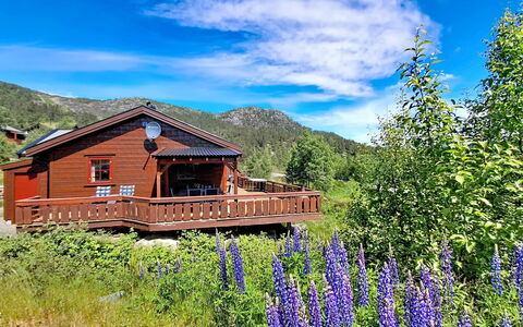 Bjørnbu: Bjergrige Landskabsformer, Bjerg, Bakke, Highland, Hus, Veranda, Sommerhus, Landskab, Landdistrikt