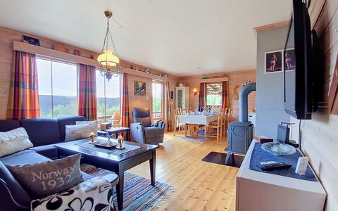 Bjørnbu: Møbel, Træ, Indretning, Gulvbelægning, Loft, Etage, Værelse, Stol, Stue, Hjem