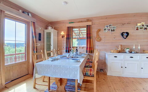 Bjørnbu: Møbel, Indretning, Gulvbelægning, Træ, Etage, Loft, Stol, Spisestue, Bord, Værelse