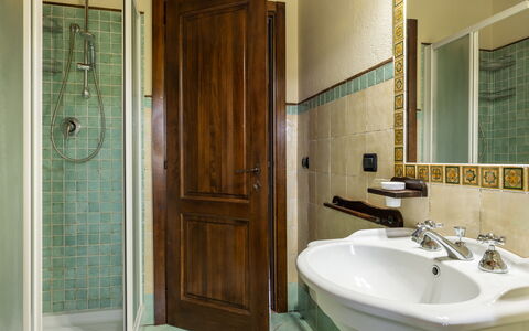 Villa Daluma, Private Pool in Todi: Sanitærarmatur, Badeværelse, Indretning, Badeværelsesvask, Gulvbelægning, Etage, Tap, Håndvask, Vvs, Belysning
