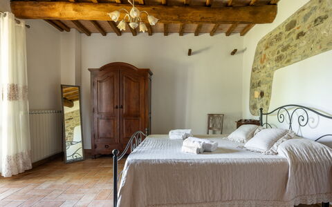 Villa Daluma, Private Pool in Todi: Møbel, Væg, Gulvbelægning, Indretning, Soveværelse, Etage, Seng, Loft, Værelse, Bord