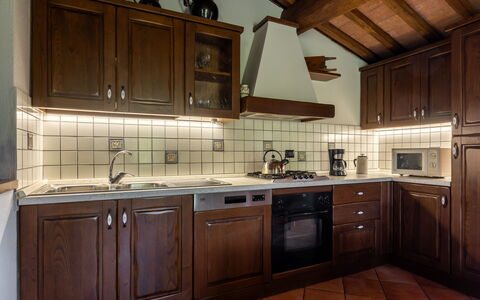 Villa Daluma, Private Pool in Todi: Køkken, Cabinetry, Træ, Countertop, Større Bandage, Indretning, Køkken Apparat, Komfur, Møbel, Loft