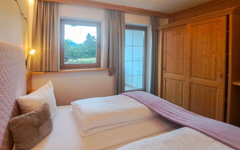Auffach 606: Indretning, Soveværelse, Loft, Lejlighed, Værelse, Bed Frame, Seng, Sengetøj, Bejdse, Hotel