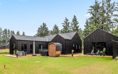 Lillesol - 1.3Km from the Sea: Møbel, Indretning, Stol, Udendørs Møbler, Naturmateriale, Skygge, Udendørs Bord, Design, Restaurant, Køkken & Spisebord