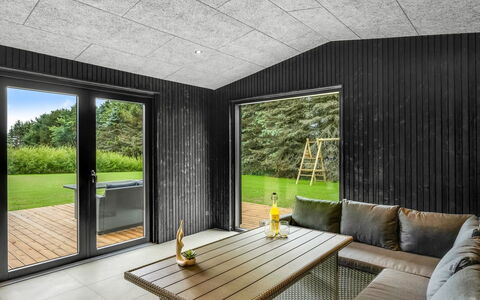 Lillesol - 1.3Km from the Sea: Møbel, Indretning, Stol, Udendørs Møbler, Naturmateriale, Skygge, Udendørs Bord, Design, Restaurant, Køkken & Spisebord
