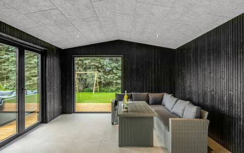 Lillesol - 1.3Km from the Sea: Møbel, Indretning, Stol, Udendørs Møbler, Naturmateriale, Skygge, Udendørs Bord, Design, Restaurant, Køkken & Spisebord