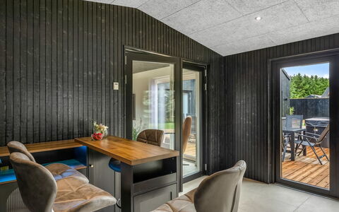 Lillesol - 1.3Km from the Sea: Møbel, Indretning, Stol, Udendørs Møbler, Naturmateriale, Skygge, Udendørs Bord, Design, Restaurant, Køkken & Spisebord