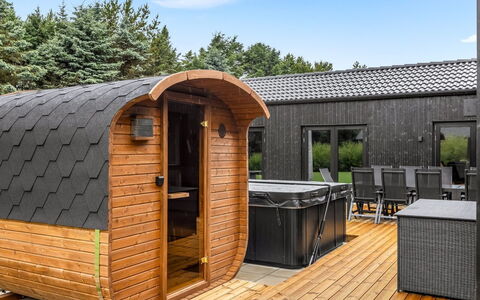 Lillesol - 1.3Km from the Sea: Møbel, Indretning, Stol, Udendørs Møbler, Naturmateriale, Skygge, Udendørs Bord, Design, Restaurant, Køkken & Spisebord