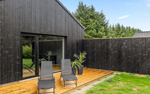 Lillesol - 1.3Km from the Sea: Møbel, Indretning, Stol, Udendørs Møbler, Naturmateriale, Skygge, Udendørs Bord, Design, Restaurant, Køkken & Spisebord