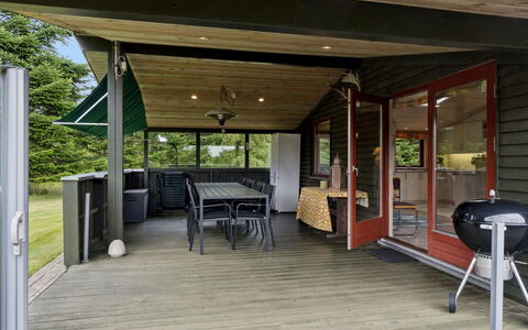 Christiern - 600M from the Sea: Møbel, Indretning, Stol, Udendørs Møbler, Naturmateriale, Skygge, Udendørs Bord, Design, Restaurant, Køkken & Spisebord