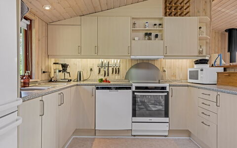 Christiern - 600M from the Sea: Køkken, Køkken Apparat, Countertop, Større Bandage, Træ, Indretning, Møbel, Cabinetry, Loft, Gulvbelægning