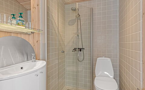 Christiern - 600M from the Sea: Badeværelse, Sanitærarmatur, Gulvbelægning, Etage, Indretning, Væg, Træ, Toilet, Badeværelsesvask, Håndvask