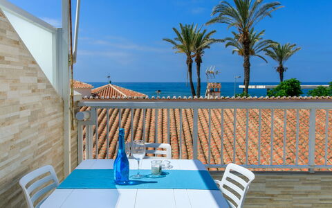 El Bungalow: Møbel, Indretning, Stol, Udendørs Møbler, Naturmateriale, Skygge, Udendørs Bord, Design, Restaurant, Køkken & Spisebord