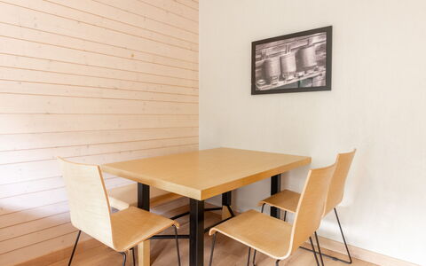 Ax-Les-Thermes 602: Møbel, Indretning, Stol, Udendørs Møbler, Naturmateriale, Skygge, Udendørs Bord, Design, Restaurant, Køkken & Spisebord